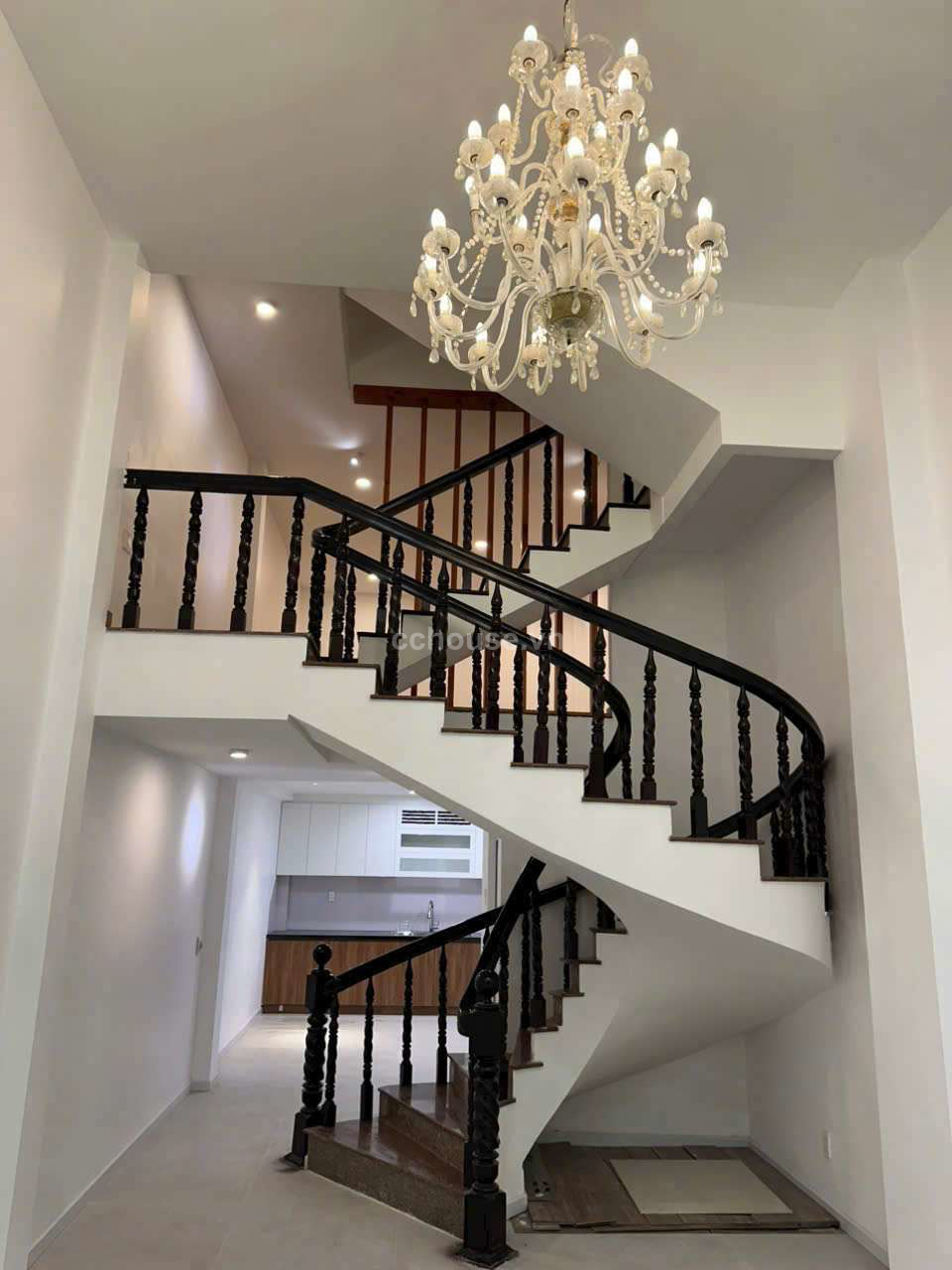 Nhà 5 tầng Hẻm 6m CMT8 giáp Q3.