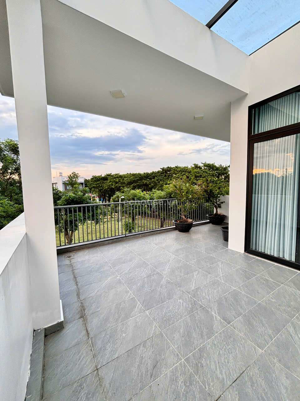 Biệt thự MT đường B1, P.Long Phước. DT 13x22m, 3 tầng