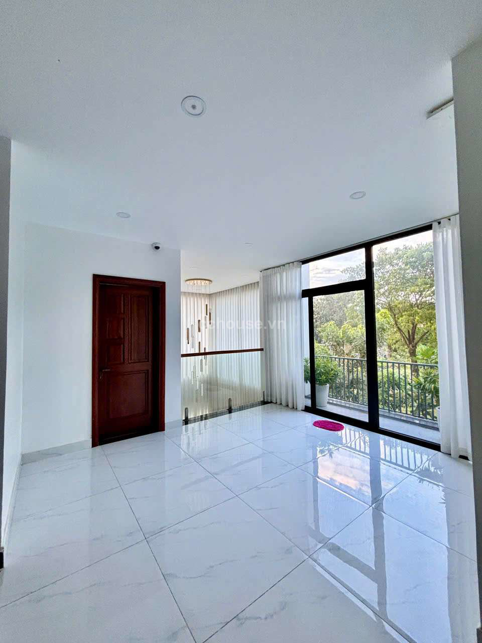 Biệt thự MT đường B1, P.Long Phước. DT 13x22m, 3 tầng