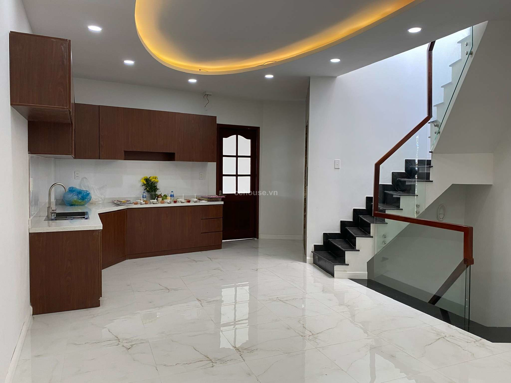 Cho thuê nhà MT Ngô Gia Tự, P.Vườn Lài. DT 4x22m, NH 6m. 6 tầng ST
