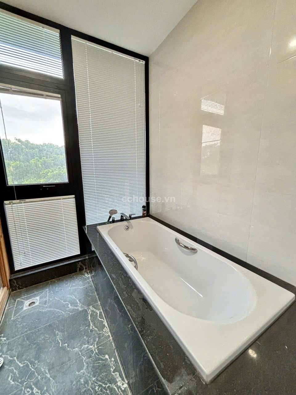 Biệt thự MT đường B1, P.Long Phước. DT 13x22m, 3 tầng