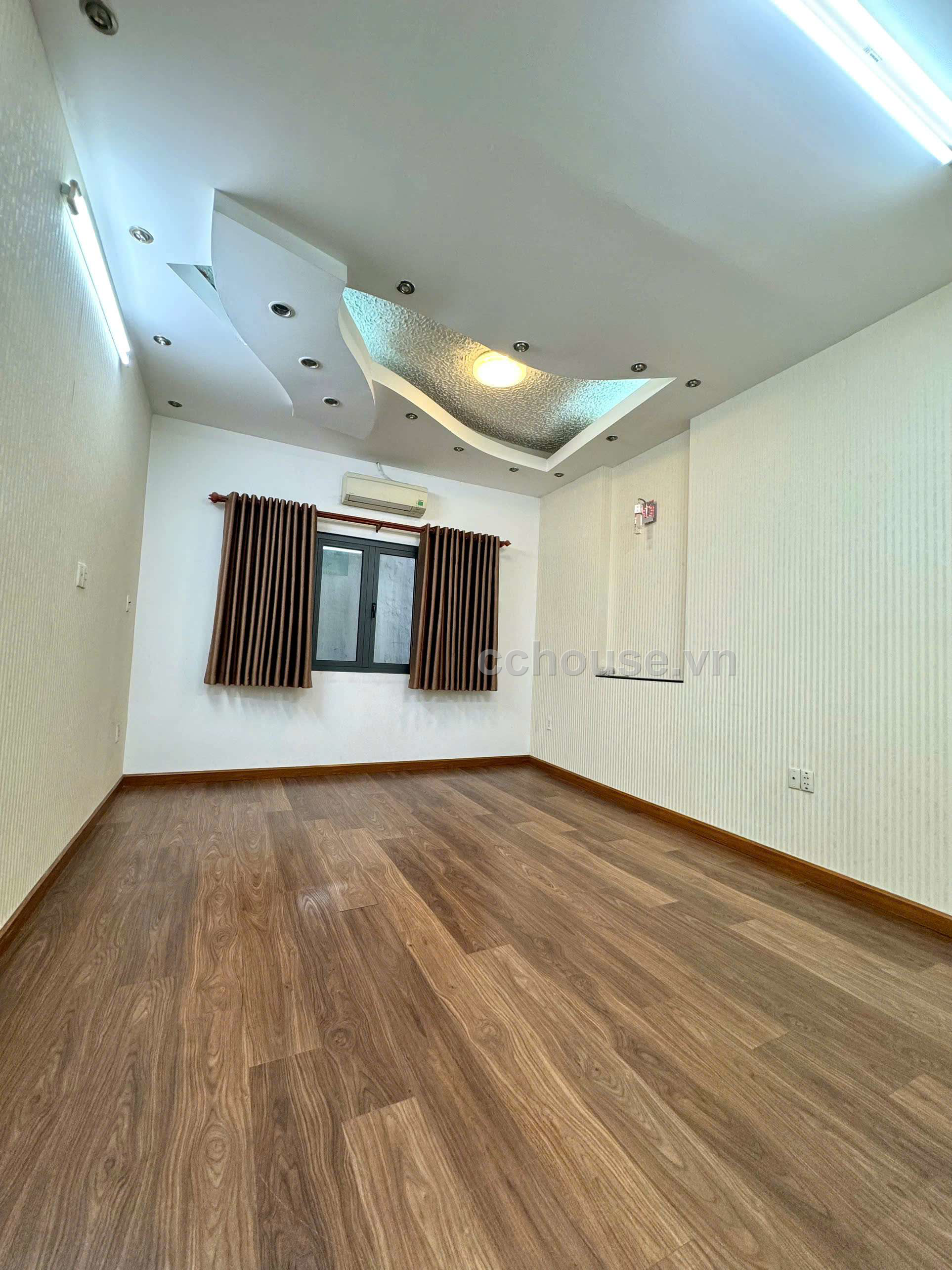 Cho thuê nhà MT Vạn Kiếp, P.Gia Định. DT 7x15m, 4 tầng