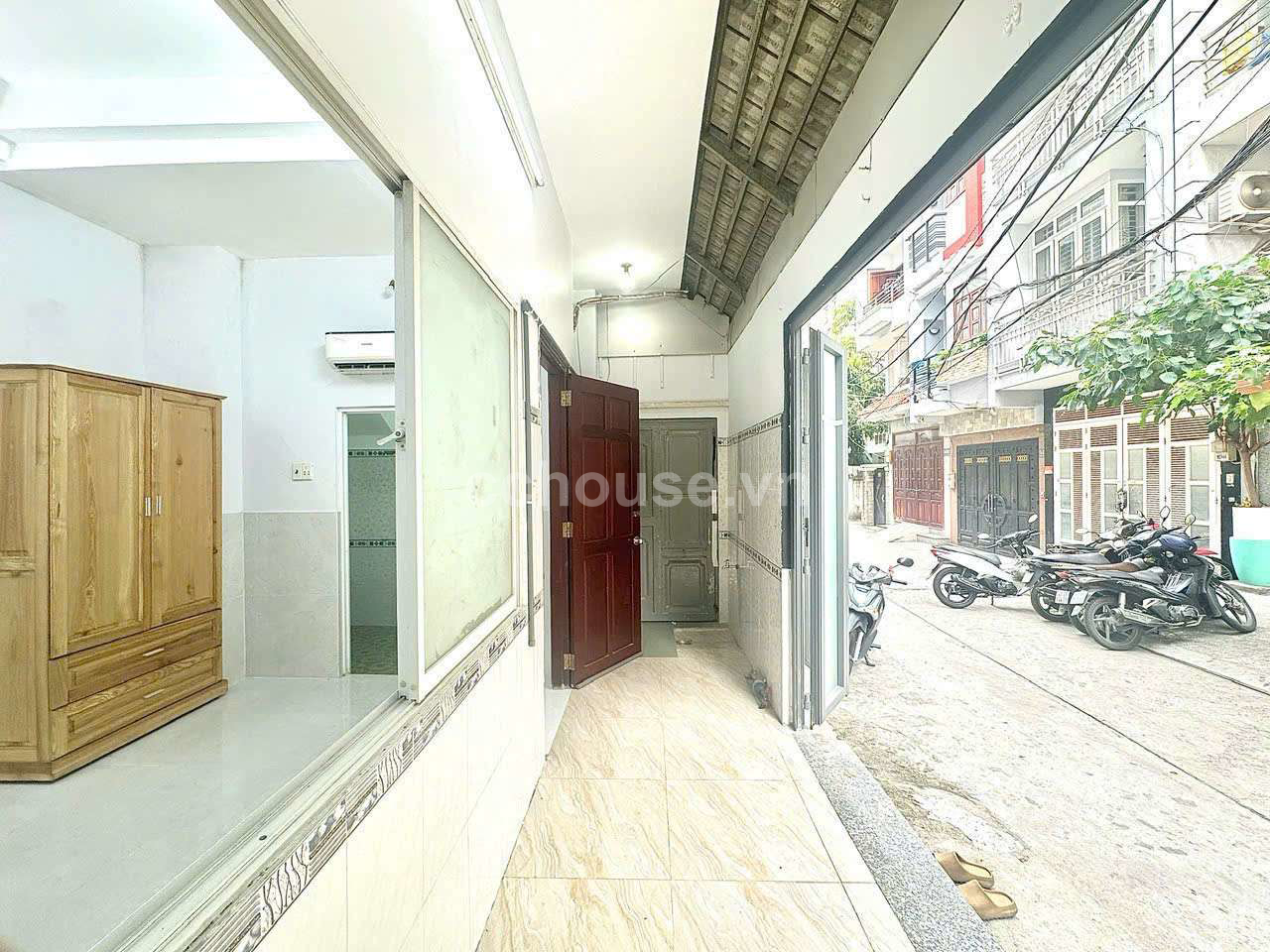 Nhà Trung Tâm Q10  Ngang Khùng 11.2m . Đường vào nhà 8m