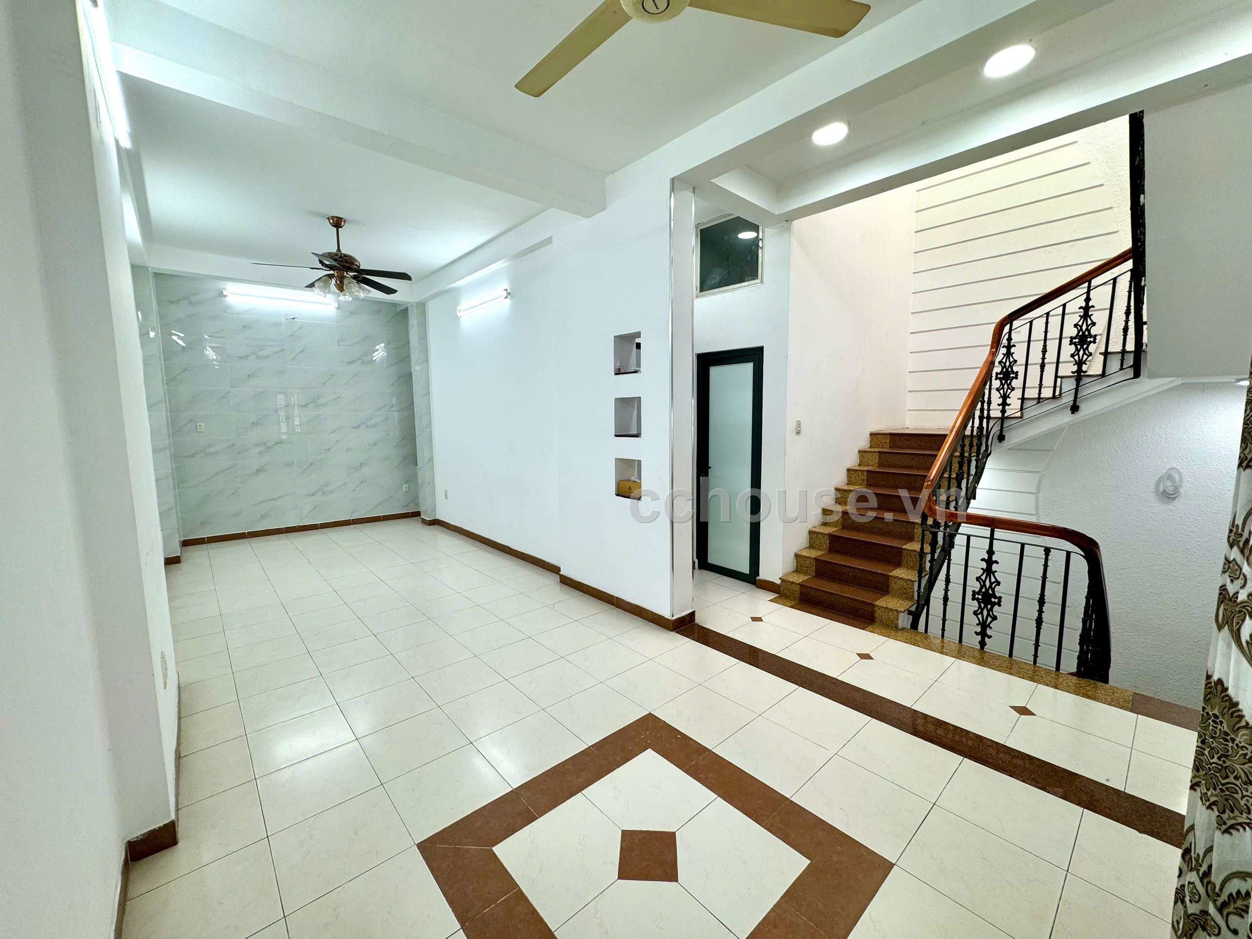 Cho thuê nhà MT Vạn Kiếp, P.Gia Định. DT 7x15m, 4 tầng