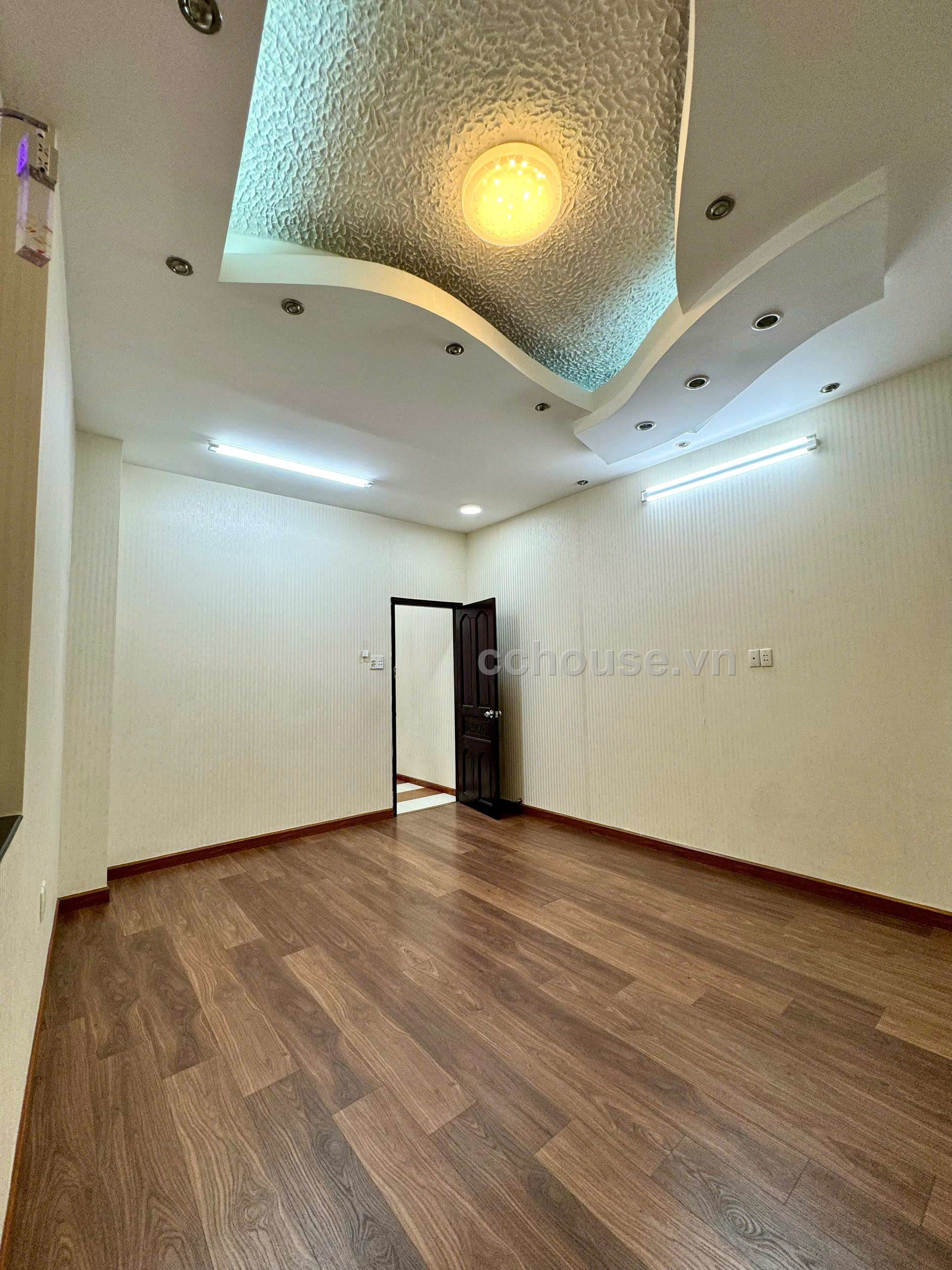 Cho thuê nhà MT Vạn Kiếp, P.Gia Định. DT 7x15m, 4 tầng