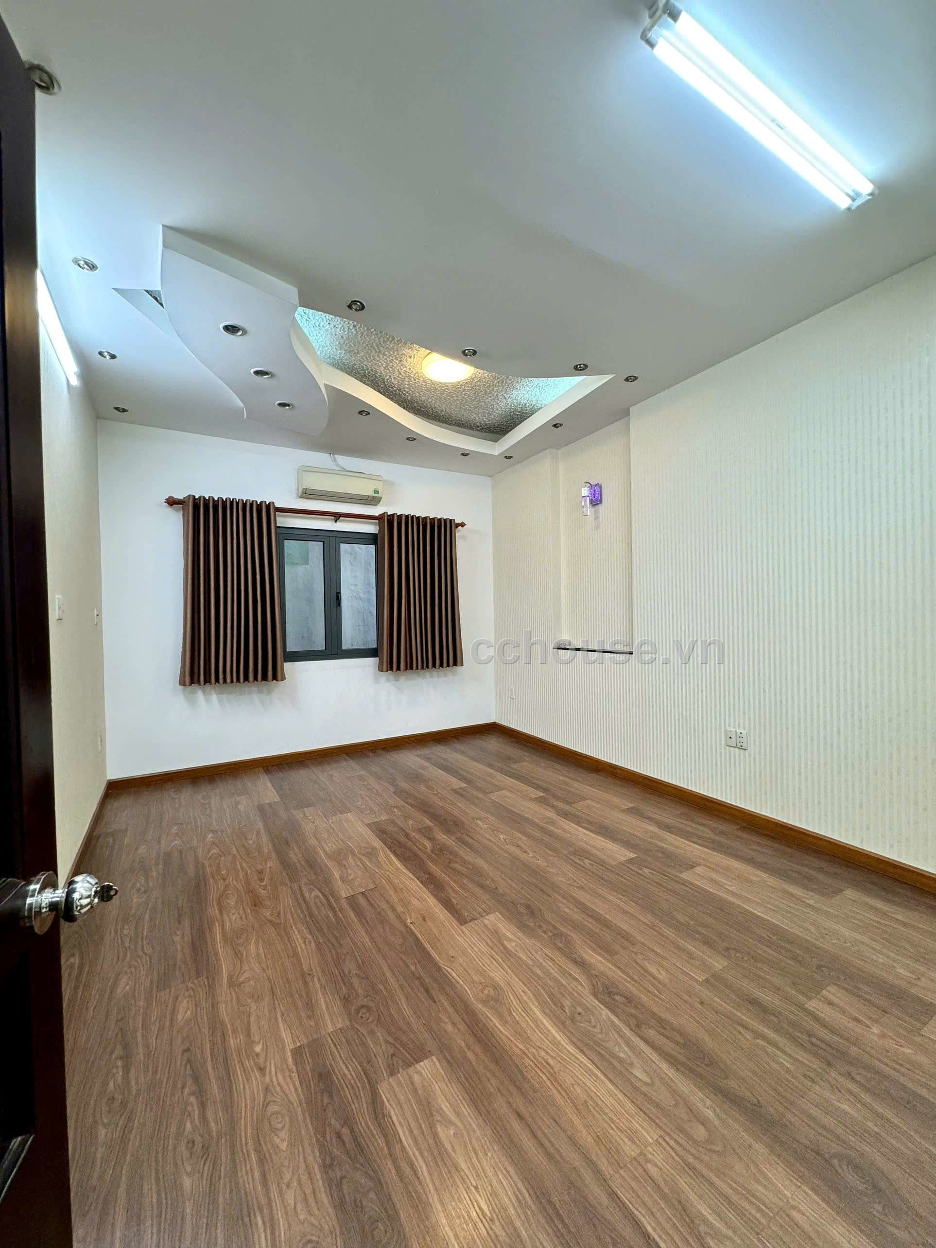 Cho thuê nhà MT Vạn Kiếp, P.Gia Định. DT 7x15m, 4 tầng