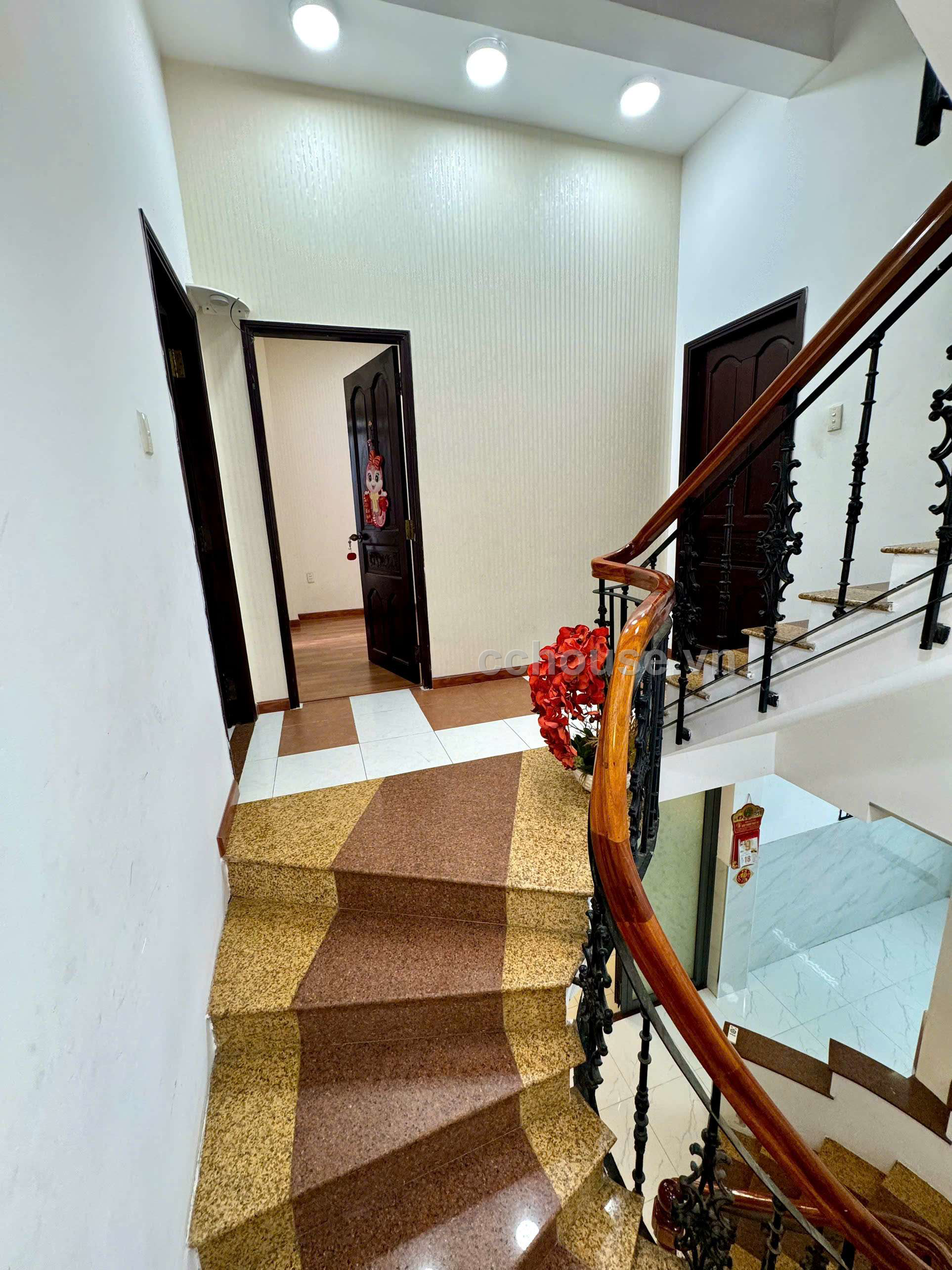 Cho thuê nhà MT Vạn Kiếp, P.Gia Định. DT 7x15m, 4 tầng