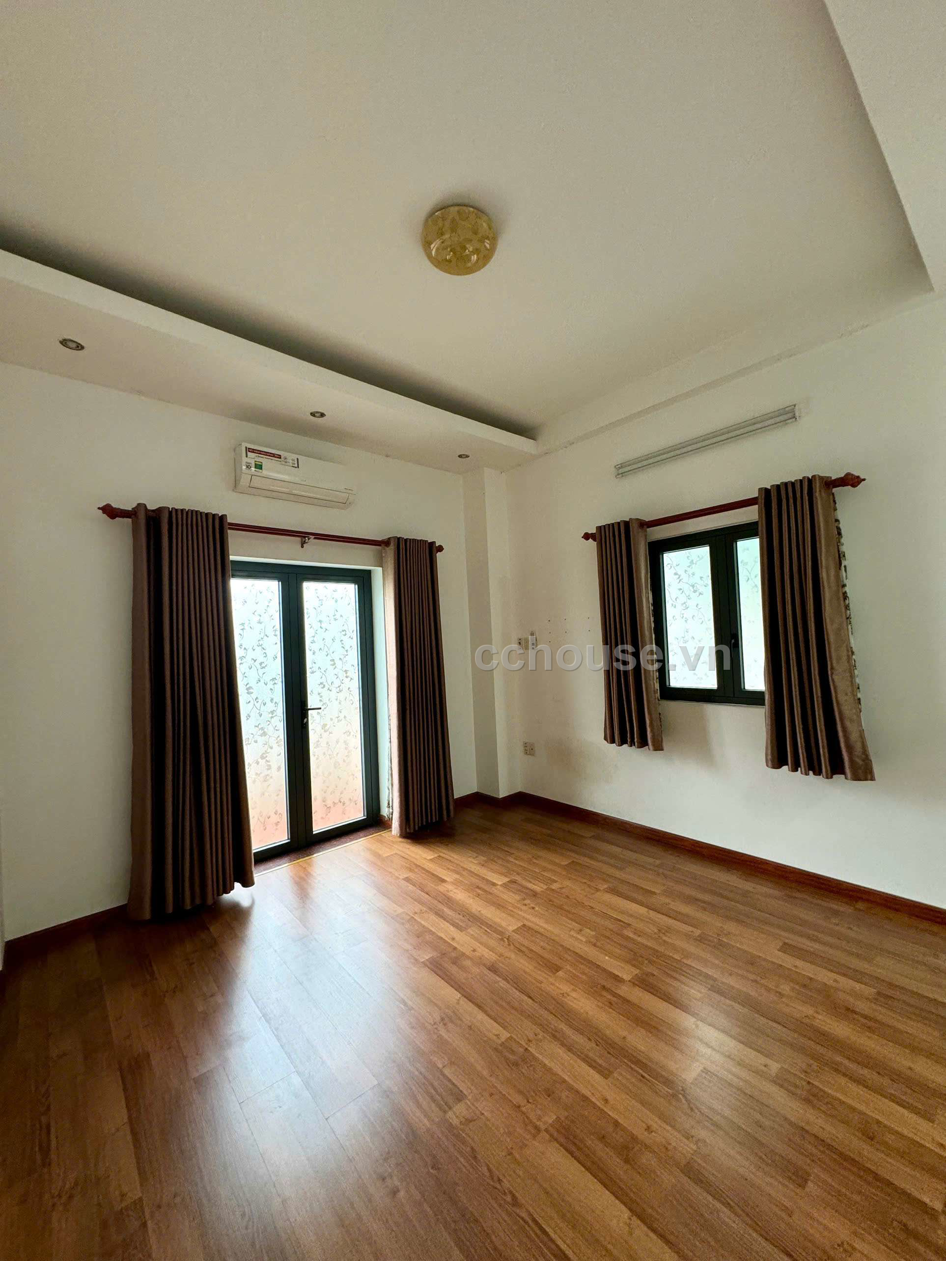Cho thuê nhà MT Vạn Kiếp, P.Gia Định. DT 7x15m, 4 tầng
