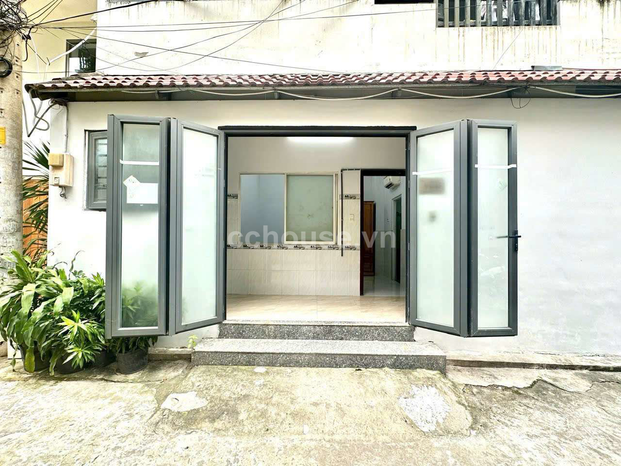 Nhà Trung Tâm Q10  Ngang Khùng 11.2m . Đường vào nhà 8m