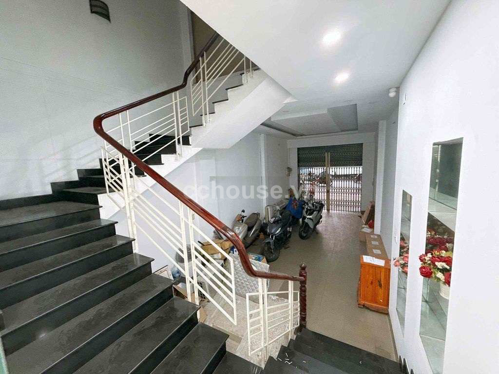 Cho thuê MBKD Hùng Vương, P.Chợ Quán. DT 4x20m, 2 tầng