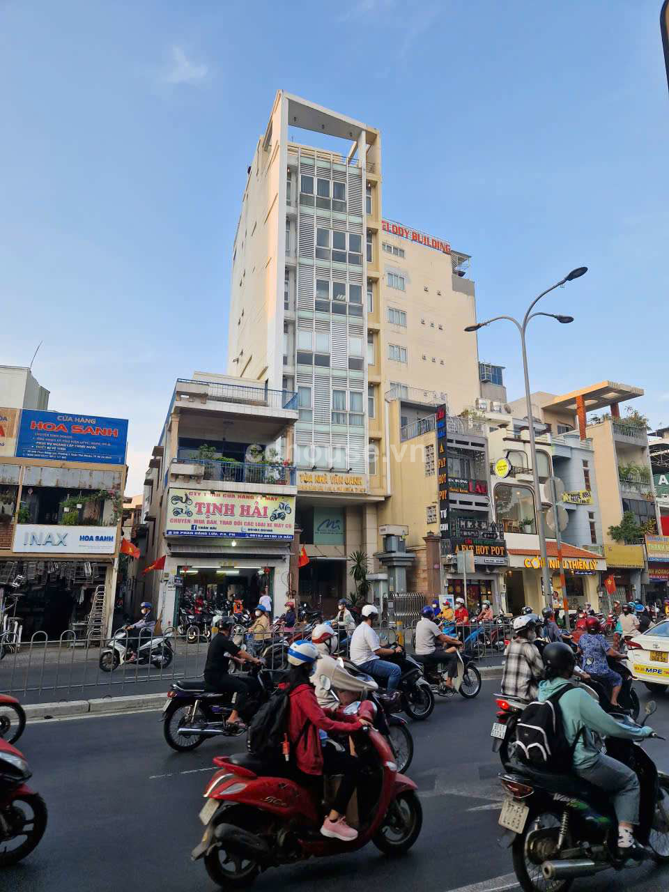 Toa-nha-mat-tien-54-Phan-Dang-Luu-ket-cau-2-ham-10-tang-300-trieuthang-id9696