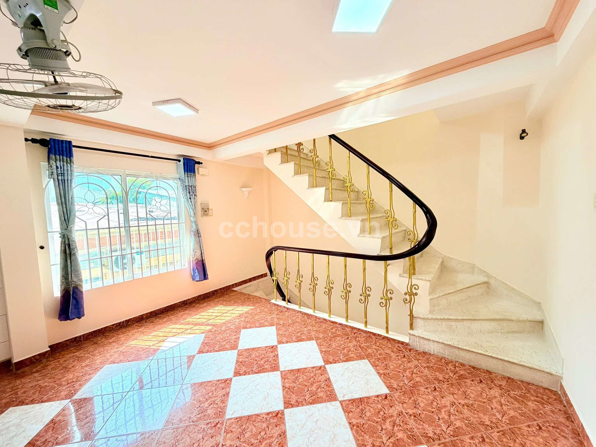 Bán nhà căn góc hẻm 135 Hòa Hưng, P.Hòa Hưng. DT 4.2x7m, 3 tầng ST