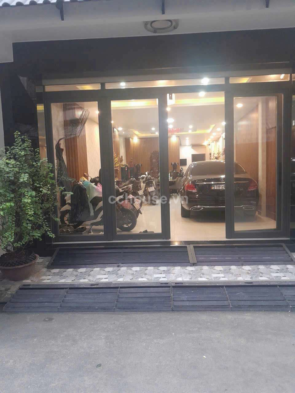 Đường 8m CHDV 12 phòng Nở hậu : 6.3m 373 Lý Thường Kiệt .