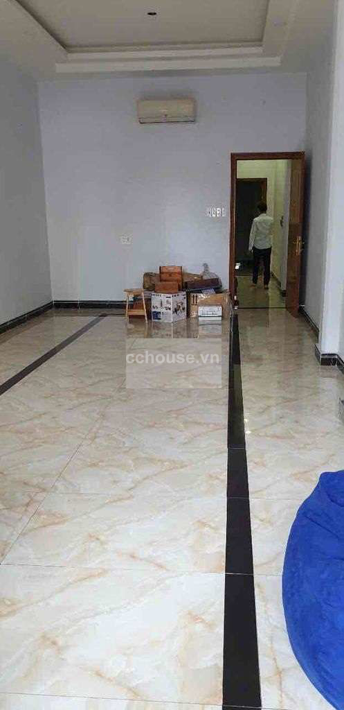 Cho thuê nhà NCMT Nguyễn Chí Thanh, P.Diên Hồng. DT 4x19m, 6 tầng ST