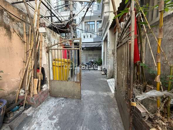 Chính chủ hạ giá bán gấp nhà hiếm có ngay trung tâm Q.PN - Diện tích: 240m² - Giá bán: 24.8 tỷ