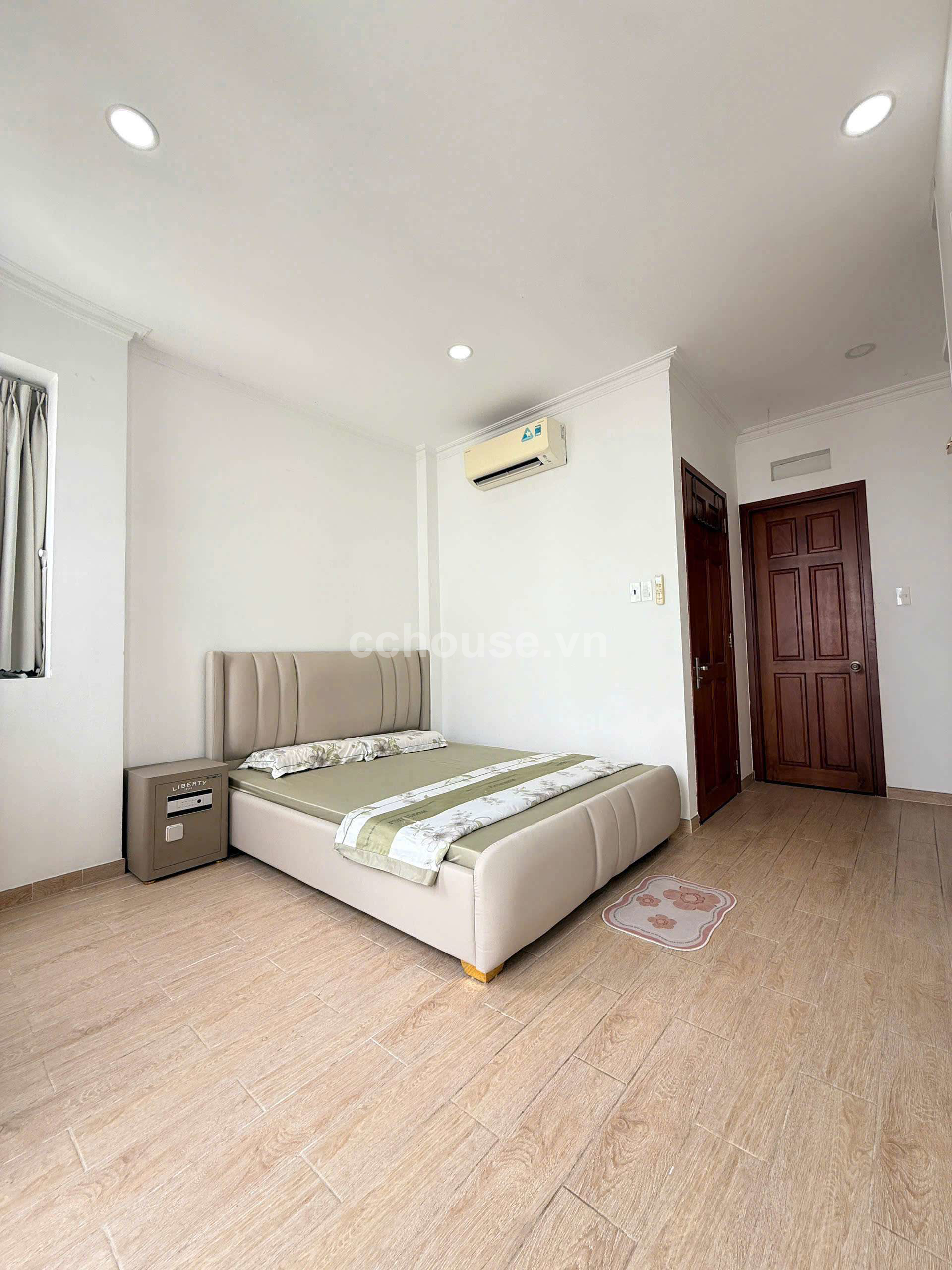 Nhà 3 MT hiếm đường Nguyễn Văn Nguyễn, Quận 1_DT 4.2 x 8m_5 tầng.