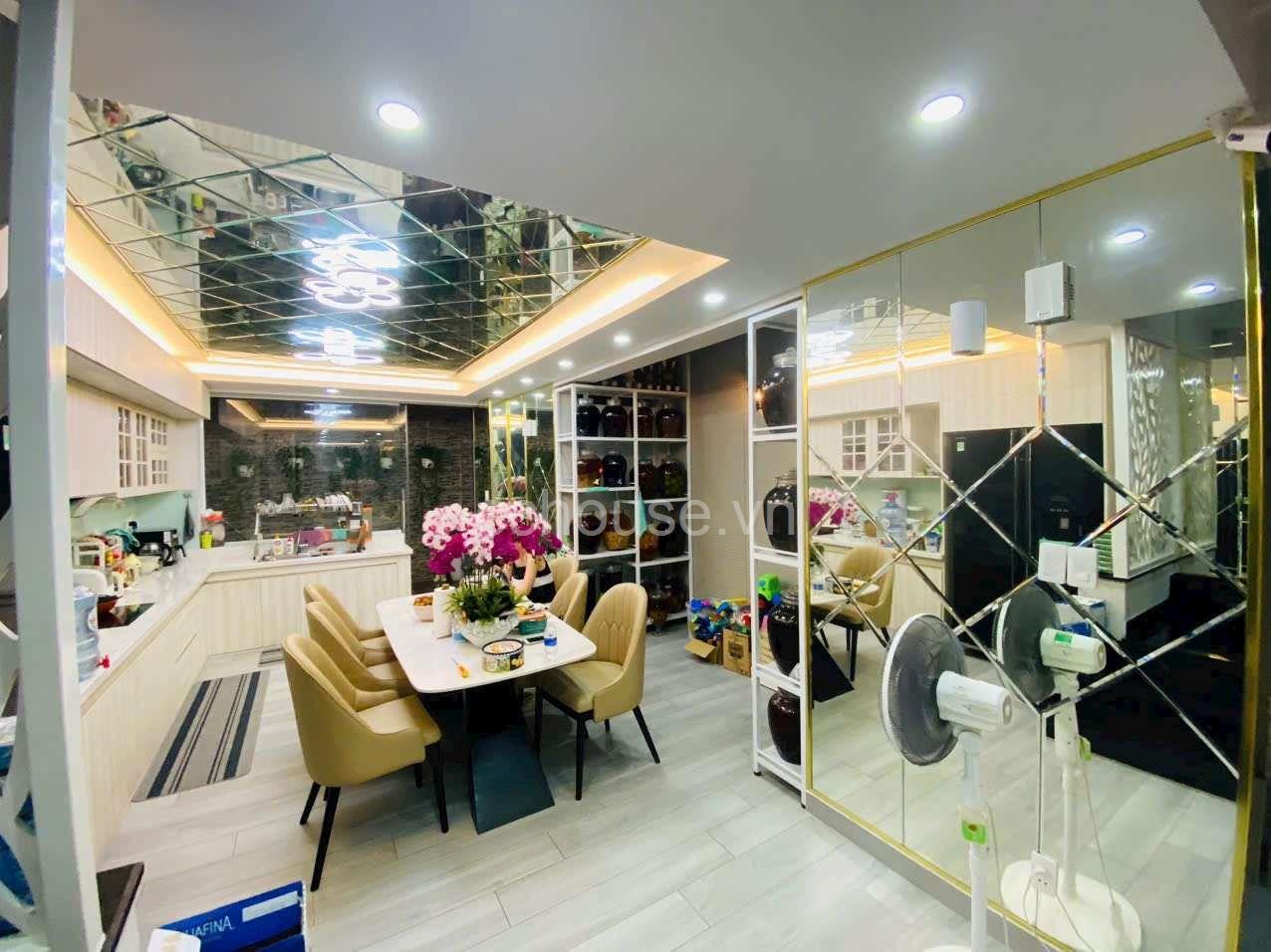 Bán nhà mới xây Nguyễn Trãi Q.5 ( gần ngã tư Trần Bình Trọng )
Nhà mới xây rất đẹp, nội thất nhập
